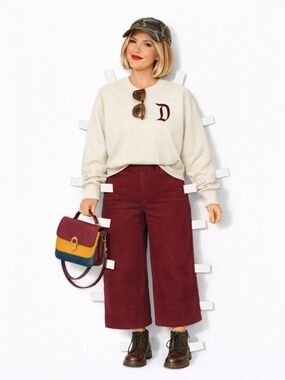 cream Disneyland sweatshirt size XS, cozy themepark vacation style, minimal